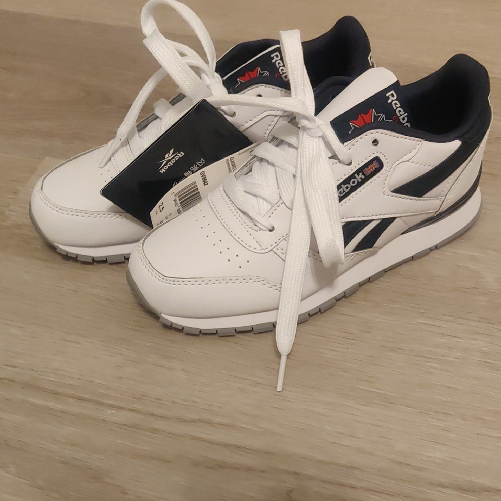 New!Reebok LIR17 Kids Sneakers, Classic Leather Step on Flash, Lights Up Boys